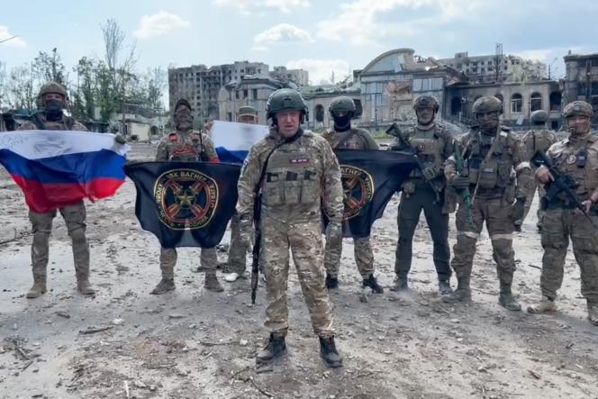 El jefe del grupo mercenario Wagner, Yevgueni Prigojine, y combatientes, en un video difundido en la red social Telegram, en Bakhmout, el 20 de mayo de 2023. Esta imagen fue difundida a través del servicio de prensa 