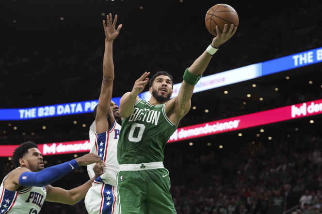 El jugador de los Celtics, Jayson Tatum, despega contra los Sixers el 14 de mayo de 2023 en Boston.