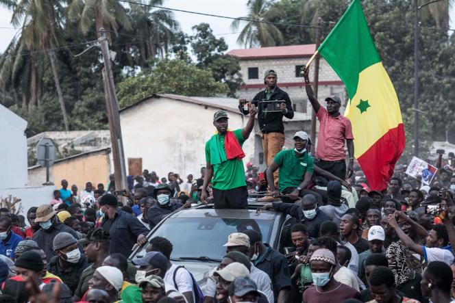 El líder de la oposición Ousmane Sonko saluda a sus seguidores durante un mitin en Ziguinchor el 24 de mayo de 2023. 