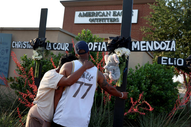 La gente se reúne después de un monumento en honor a las víctimas de la masacre de Allen en Texas.  8 de mayo de 2023.