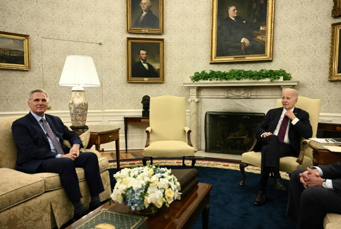 Joe Biden (derecha) se reúne con el presidente republicano de la Cámara de Representantes Kevin McCarthy en la Casa Blanca en Washington el 9 de mayo de 2023.