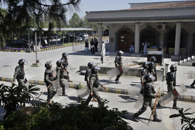 Tropas paramilitares paquistaníes frente a un tribunal donde comparece el ex primer ministro paquistaní Imran Khan, en Islamabad, Pakistán, el martes 9 de mayo de 2023.