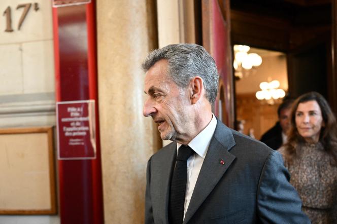 El expresidente Nicolas Sarkozy abandona el tribunal después de su sentencia en apelación a tres años de prisión, incluido un año, en el caso de las escuchas telefónicas, el 17 de mayo de 2023. (Foto de bERTRAND GUAY / AFP)