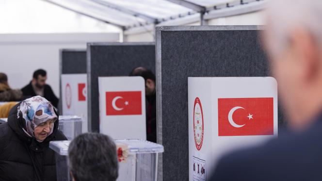 Mesa de votación en el Consulado General de Turquía en Hürth, cerca de Colonia (Alemania), el 27 de abril de 2023. Los turcos en el extranjero pudieron votar en las elecciones presidenciales y legislativas hasta el 9 de mayo.