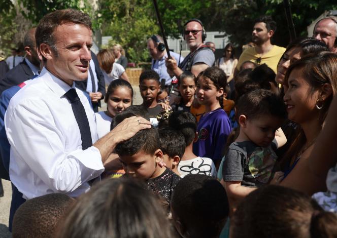El presidente francés, Emmanuel Macron, visita la escuela primaria Saint-André-La Castellane que está siendo renovada gracias al plan 
