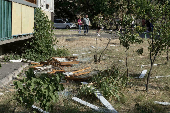 Ventanas y balcones de edificios que cubrían un policlínico fueron destruidos por la explosión de un proyectil ruso lanzado sobre la capital la noche anterior.  En kiev, 1 de junio de 2023.