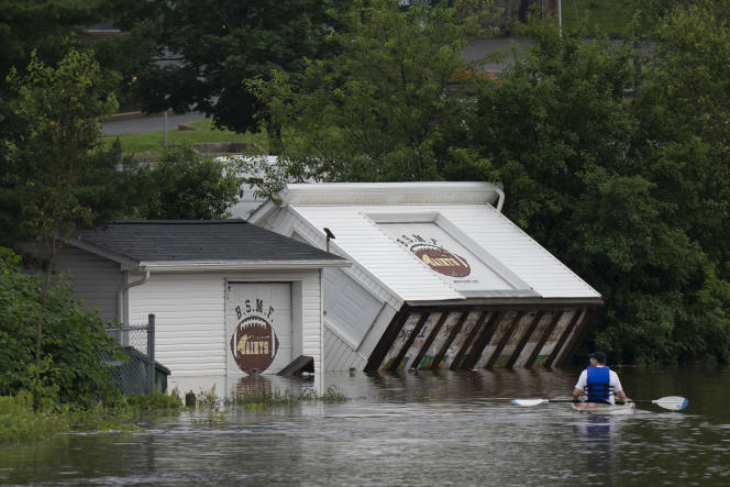 Un hombre en un kayak pasa junto a un edificio derribado por una inundación en la región de Halifax, en el este de Canadá, el 22 de julio de 2023. 