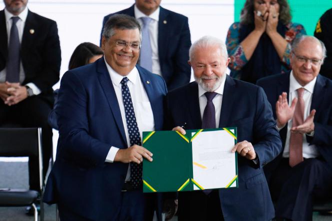 El presidente brasileño Luiz Inacio Lula da Silva (derecha) y el ministro de Justicia Flavio Dino (izquierda) después de firmar un decreto que regula el uso de armas de fuego por parte de civiles, en Brasilia, el 21 de julio de 2023. 