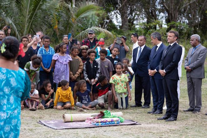 El presidente Emmanuel Macron asiste a una ceremonia habitual en su honor en Touho, al norte de Nueva Caledonia, el 25 de julio de 2023.