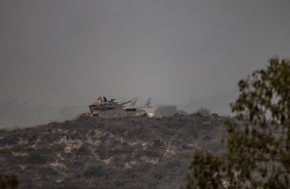 Carros de combate israelíes en Sderot, en las cercanías de la frontera con la franja de Gaza. 