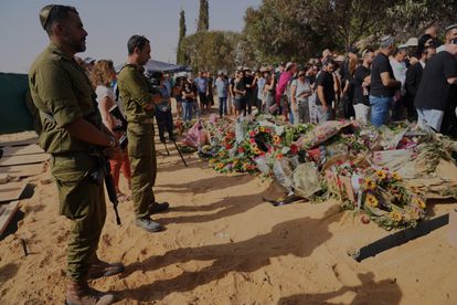 Entierros de asesinados por Hamás en el kibutz Beeri, este domingo en el kibutz Revivim.