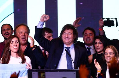 Javier Milei agradece a sus seguidores, durante el discurso que pronunció la noche de este domingo. 