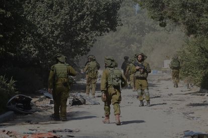 Tropas israelíes patrullan el interior del kibutz Beeri, una de las comunidades atacadas por Hamás el 7 de octubre.
