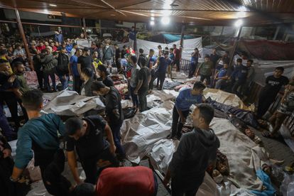 La gente se reunía el martes alrededor de los cuerpos de palestinos muertos en el bombardeo al hospital árabe Al Ahli, en Gaza.