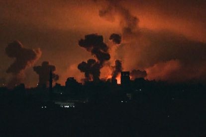 Columnas de humo sobre Gaza, durante el intenso bombardeo israelí sobre diferentes puntos de la Franja, en la madrugada del viernes al sábado. 