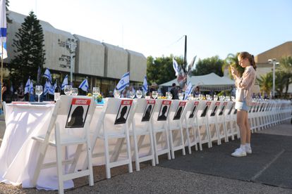Instalación artística de una mesa de cena de 
