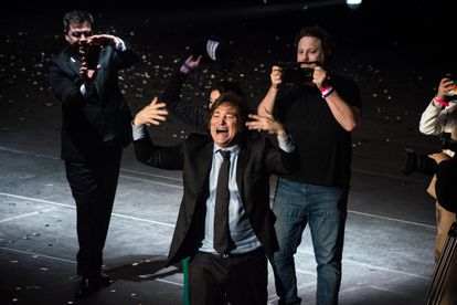 Javier Milei anima a sus seguidores en su evento de cierre de campaña. 