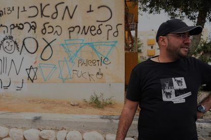 Pintadas contra Palestina en un barrio de Ofakim, donde murieron 53 vecinos en el ataque de Hamás el pasado 7 de octubre. 