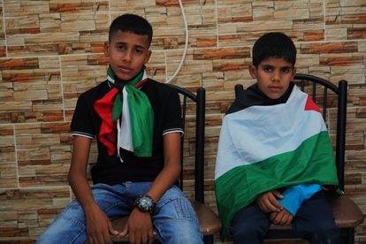 Mohamed (14 años), izquierda, y Musa (8), hijos varones de Bilal Saleh (40), asesinado esta mañana por disparos de un colono judío mientras recolectaba aceitunas en un olivar de la Cisjordania ocupada