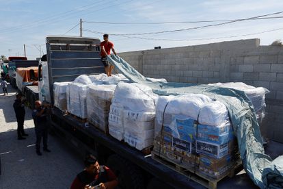 Un camión cruza Rafah, este sábado.