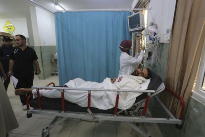 Un palestino herido en el bombardeo israelí de la franja de Gaza, espera a ser tratado en un hospital de Rafah, este sábado. 