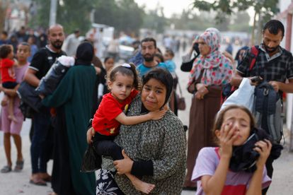 Un grupo de personas abandona sus casa en Jan Yunis tras un bombardeo israelí sobre la franja de Gaza, el 9 de octubre.