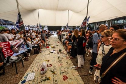 Concentración de familiares de los rehenes en poder de Hamás, este sábado en Tel Aviv.