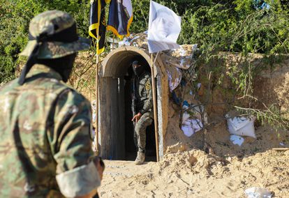 Un miliciano de las brigadas Al Quds, ala militar de la Yihad Islámica, toma posición en la entrada de un túnel en Beit Hanun, en el norte de Gaza, el 18 de mayo de 2022.