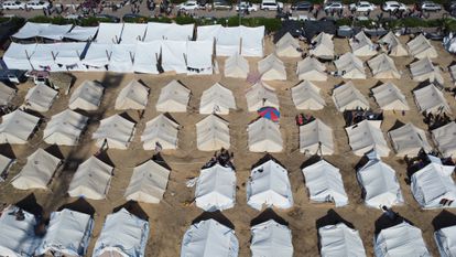 Vista aérea de uno de los campos de refugiados habilitados por la ONU en Jan Yunis, al sur de la franja de Gaza, 