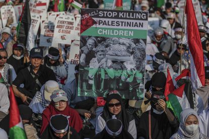 Manifestación en solidaridad con el pueblo palestino frente a la Embajada de EE UU en Yakarta (Indonesia).
