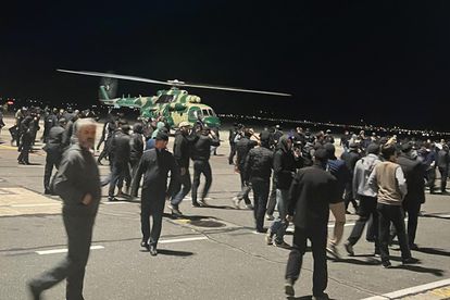 Una multitud camina gritando consignas antisemitas en la pista de aterrizaje del aeropuerto de Majachkalá, en Daguestán.