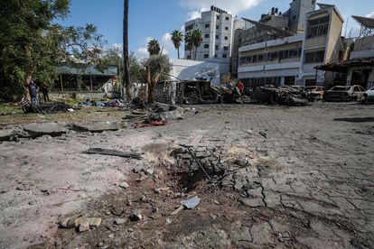 Cráter causado por el impacto de un proyectil o parte de un proyectil en el aparcamiento del hospital Al Ahli de Gaza, el pasado día 18.