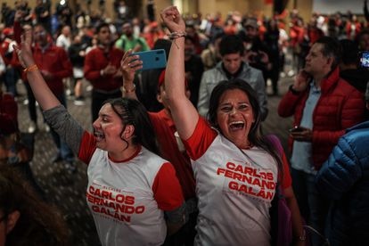 Partidarios de Carlos Fernando Galán celebran los resultados electorales este domingo.
