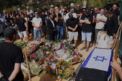 Entierros de asesinados por Hamás en el kibutz Beeri, este domingo en el kibutz Revivim.