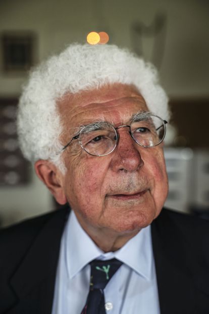 El historiador israelo-británico Avi Shlaim, posaba este jueves durante la entrevista en la Facultad de Filología de Madrid.