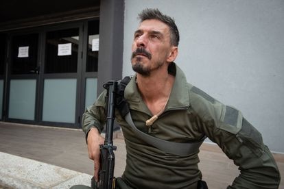 El reservista Amir Shamir, de 43 años, vigila el centro cívico de Kyriat Shmona, desde donde se organiza de la evacuación de la ciudad.