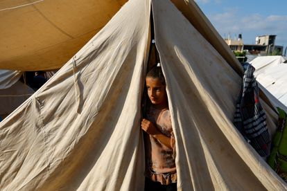 Una niña de asoma de una tienda de campaña en un campo de refugiados en Jan Yunis, el 20 de octubre.