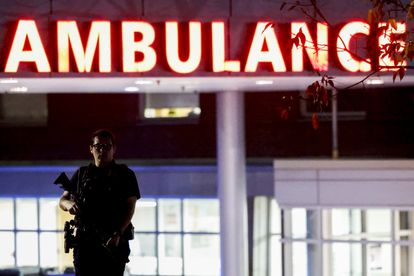 Un oficial de policía hace guardia frente al hospital de Maine donde han sido trasladado algunos heridos, este miércoles en Lewiston. 