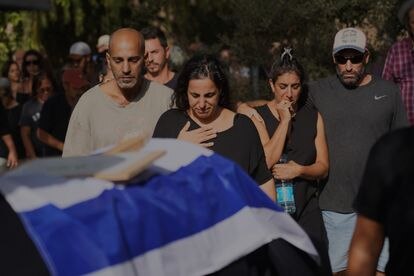 Entierros este domingo de israelíes asesinados por Hamás en el kibutz Beeri el 7 de octubre.