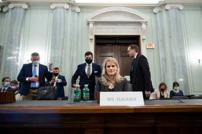 La exempleada de Facebook Frances Haugen, el 5 de octubre de 2021 tras su comparecencia ante el Senado.